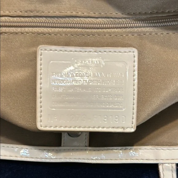 Coach Cream Shoulder Bag with Patterned Design and White Handles - Picture 5 of 10